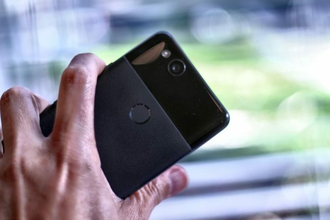 Google Pixel 2 रिव्यू: क्या यह कभी बेस्ट स्मार्टफोन है? 670x447 हाथ में गूगल पिक्सेल 2 पकड़े