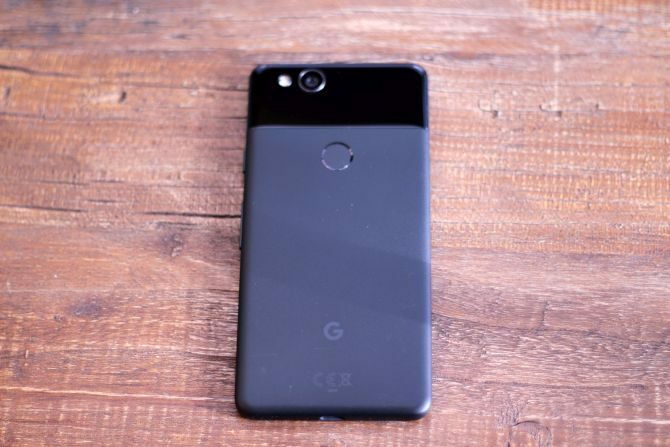 Google Pixel 2 रिव्यू: क्या यह कभी बेस्ट स्मार्टफोन है? Google पिक्सेल 2 हाइब्रिड मेटल कोटिंग नकली 670x447