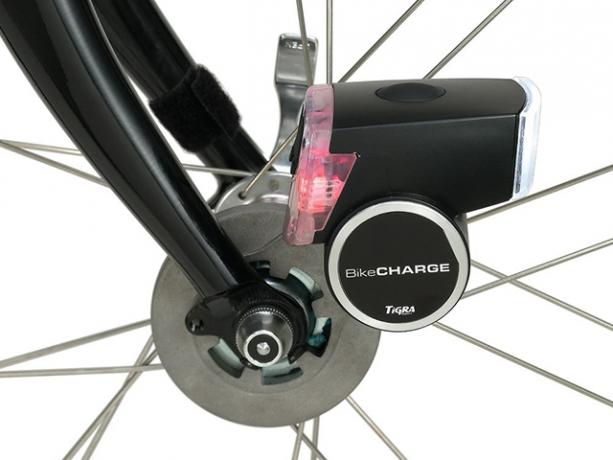 अपने स्मार्टफ़ोन को चार्ज करें जबकि आप अपनी बाइक की सवारी करें bikecharge2