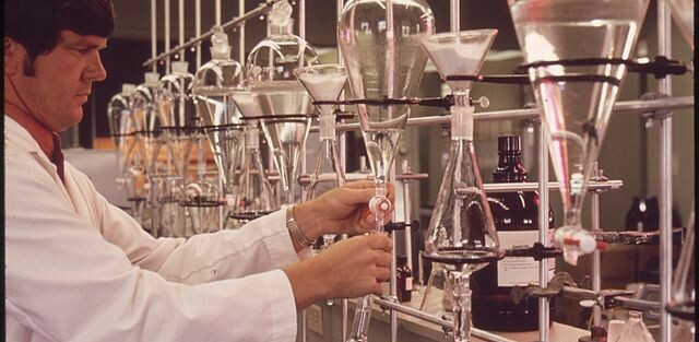 640px-EPA_GULF_BREEZE_LABORATORY, _CHEMISTRY_LAB._THE_CHEMIST_IS_TESTING_WATER_SAMPLES_FOR_PESTERIDES _-_ NARA _-_ 546277