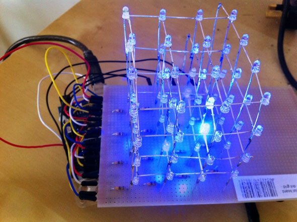 कैसे एक स्पंदित Arduino एलईडी घन बनाने के लिए लगता है कि यह भविष्य से आता है 4x4x4 का नेतृत्व किया घन समाप्त