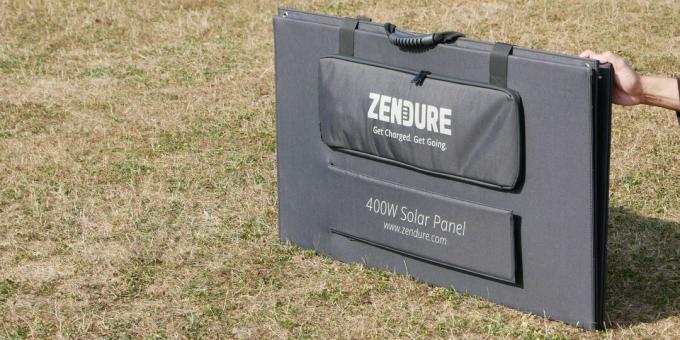 Zendure 400W सोलर पैनल जमीन पर सीधा बैठा है