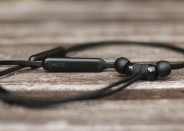 BeatsX की समीक्षा और सस्ता: एप्पल के सर्वश्रेष्ठ इयरफ़ोन अभी तक? बीट्सएक्स तार